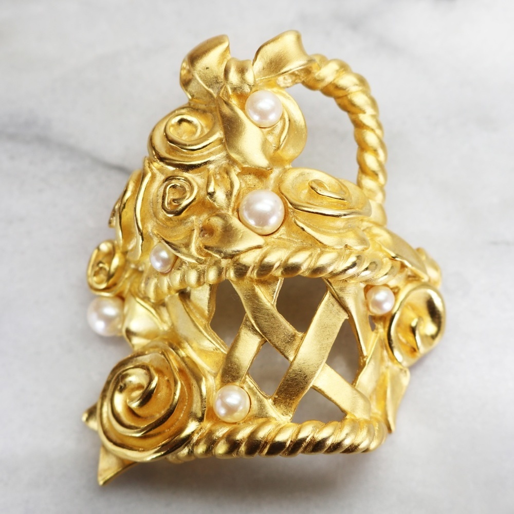 Givenchy 🎉 HP Vintage Rose & Pearl Basket Brooch Mother’s Day Gift!! 💞🫶🏻🛍️ - Picture 15 of 16
